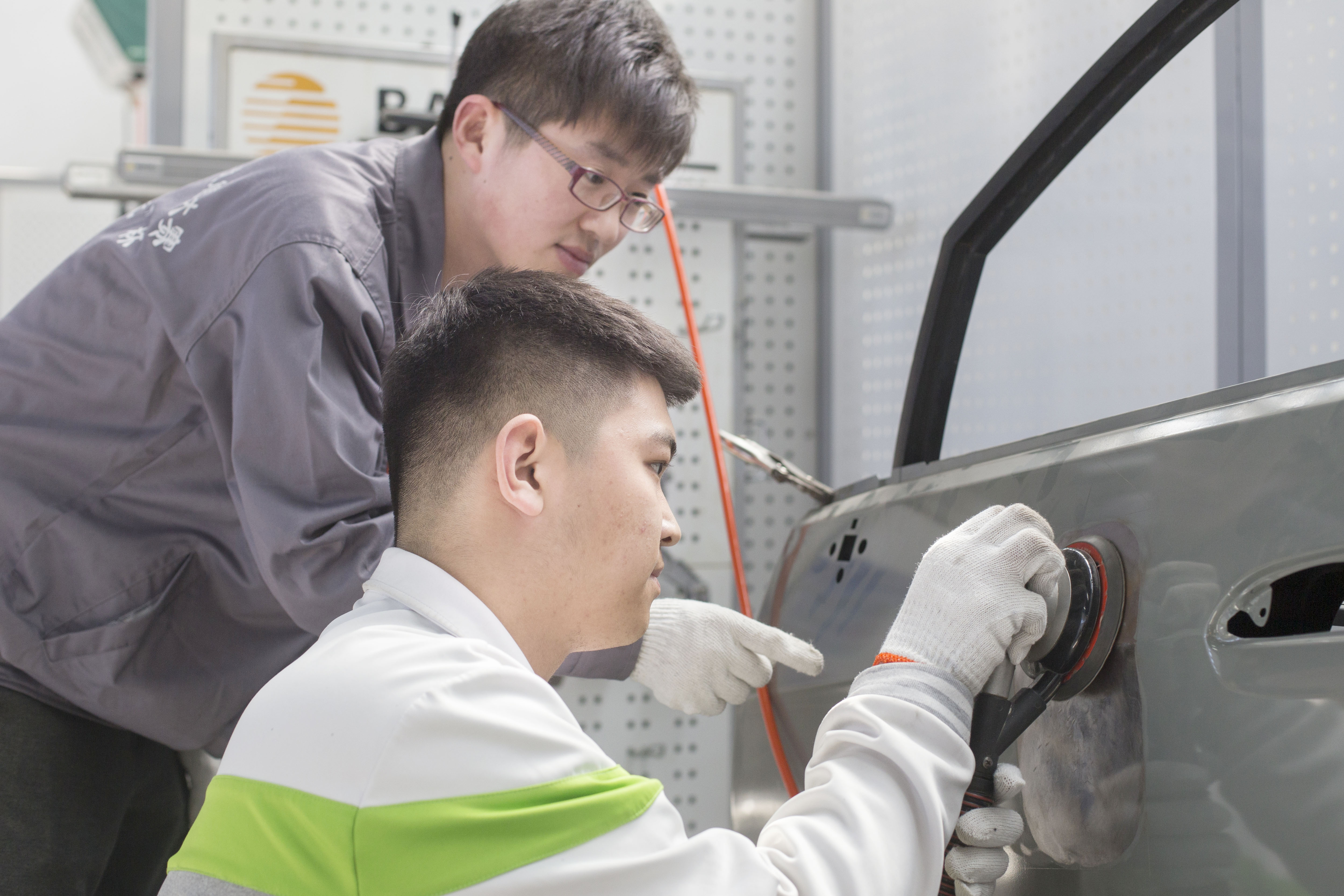 1561683241549122.jpg 汽车钣金课程实景.JPG