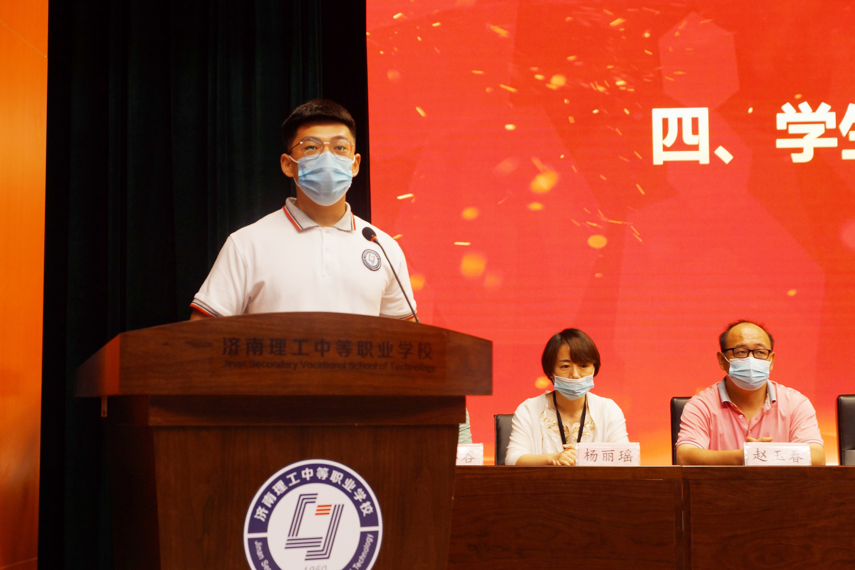 1595993589593580.jpg 学生代表发言.JPG