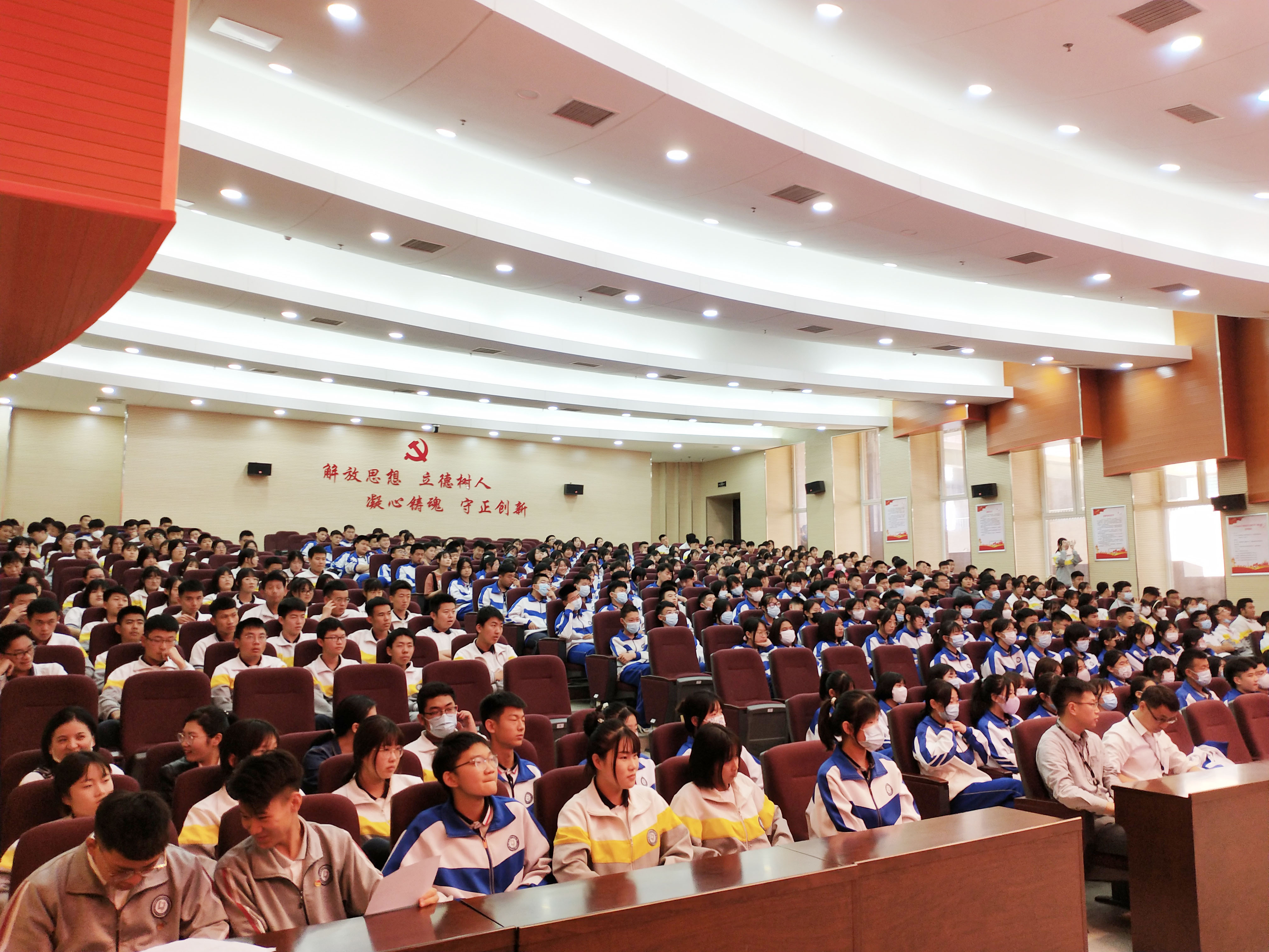 1621910449774523.jpg 学生观众.jpg